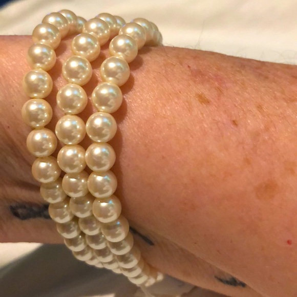 Vintage NWT Triple Strand Pearl Marvella by Monet Bracelet - Picture 3 of 3